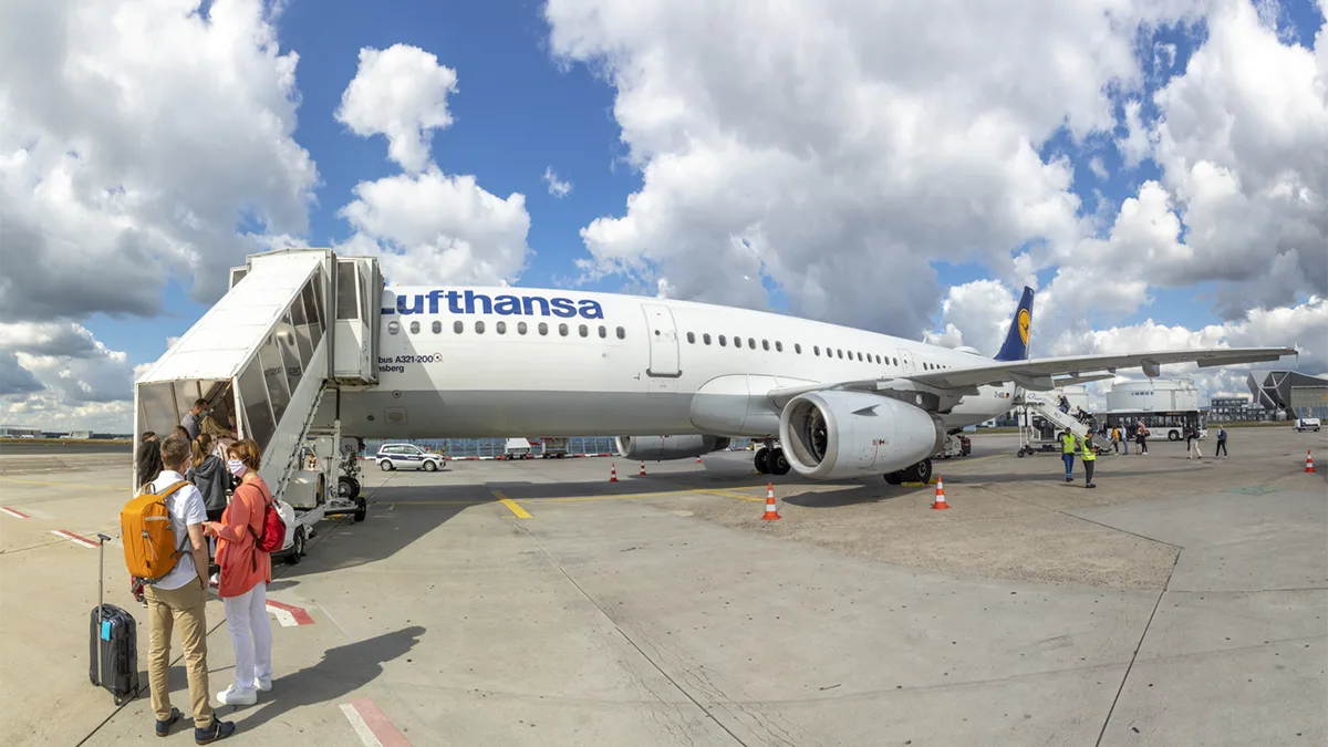 Lufthansa Passagiere mit Maske iStock travelview -1256920757 Lufthansa