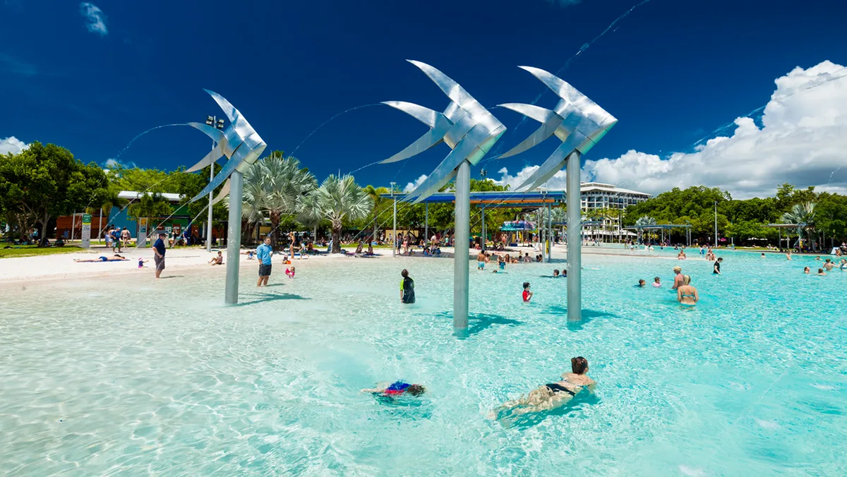 e986bd73fbd7-Australien-Queensland-Cairns-Esplanade-iStock-mvaligursky Australien Queensland Cairns Esplanade iStock mvaligursky.jpg