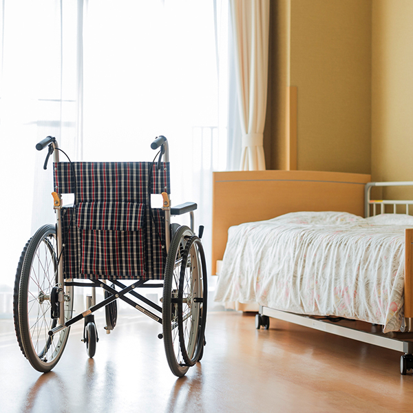 Pflegeheim Rollstuhl und Bett Foto iStock byryo.jpg