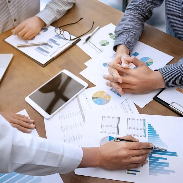 Beratung Beratungsgespräch Foto iStock Chalirmpoj Pimpisarn