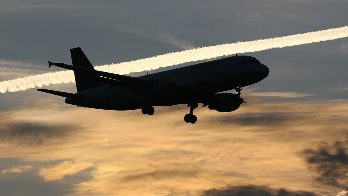 a190a9497db8-Lufthansa-A320-Kondensstreifen-Lufthansa Lufthansa A320
