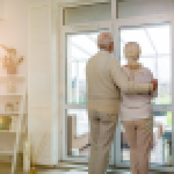 Seniorenwohnen Paar Fenster Wohnung Foto iStock Stígur Már Karlsson Heimsmyndir.jpg