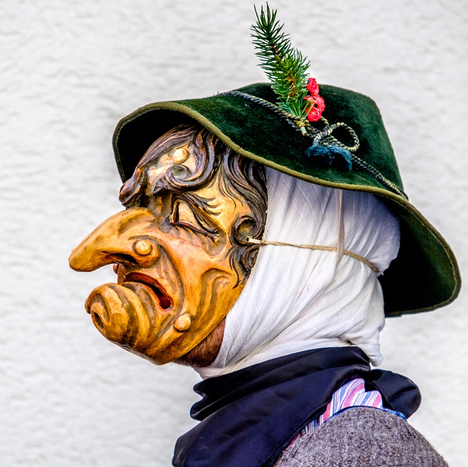 Holzmaske Fasnacht Mittenwald  Foto iStock FooTToo