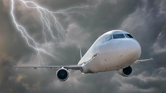 Gewitter Flugzeug iStock vchal Flugzeug im Gewitter