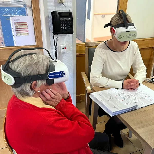 6dab15f44831-AWO-Bezirksverband-Braunschweig-Bewohnerin-mit-VR-Brille AWO Bezirksverband Braunschweig Bewohnerin mit VR-Brille.JPEG