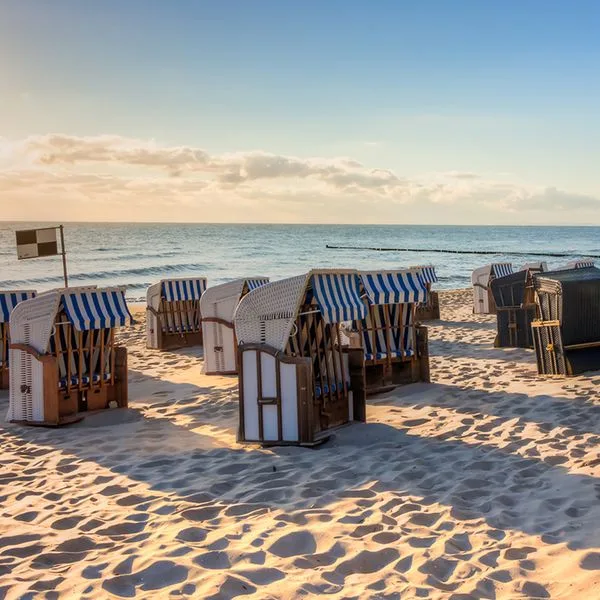 Deutschland Strand Strandkörbe Ostsee Quadrat Foto iStock mije_shots