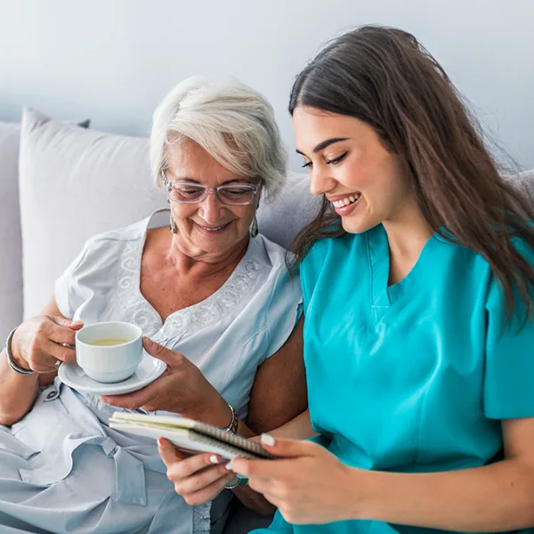 Alte Frau Gespräch mit Pflegekraft iStock dragana991.jpg