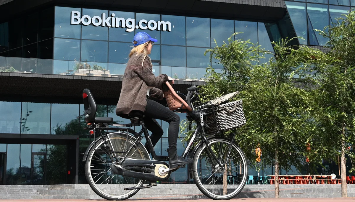 People ride bicycles near the Booking.com HQ in Amsterdam. Zermatter Hotelier kritisiert Booking wegen Stornierungen
