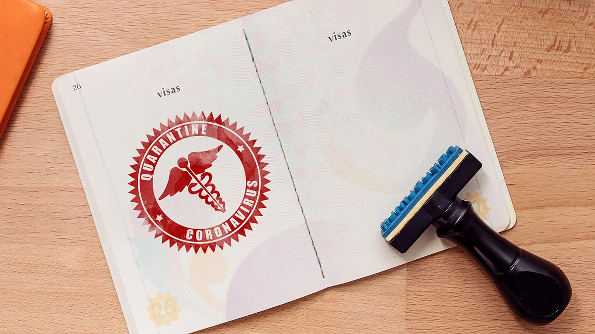 Reisepass mit Stempel Coronavirus Quarantäne Foto iStock asiandelight Reisepass mit Stempel Coronavirus Quarantäne Foto iStock asiandelight.jpg