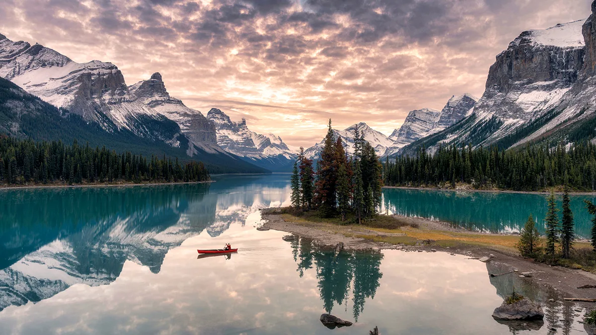 Kanada Jasper Nationalpark Maligne See Kanu Foto iStock Mumemories Kanada Jasper Nationalpark Maligne See Kanu Foto iStock Mumemories