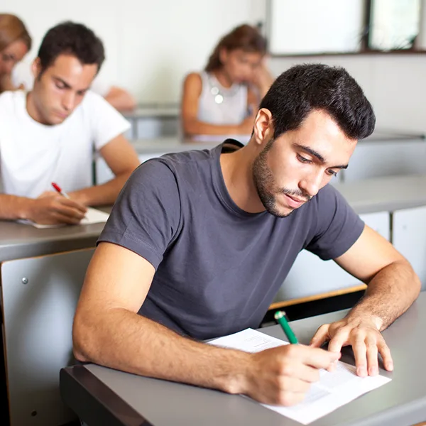 Pflege junger Mann Prüfung Schule iStock AdamGregor