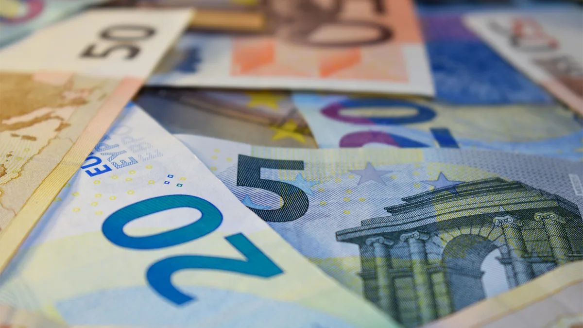 01ea3cbcd7d2-Euro-Geldscheine-iStock-MathiasPodstawka-1010276302 Euro Geldscheine