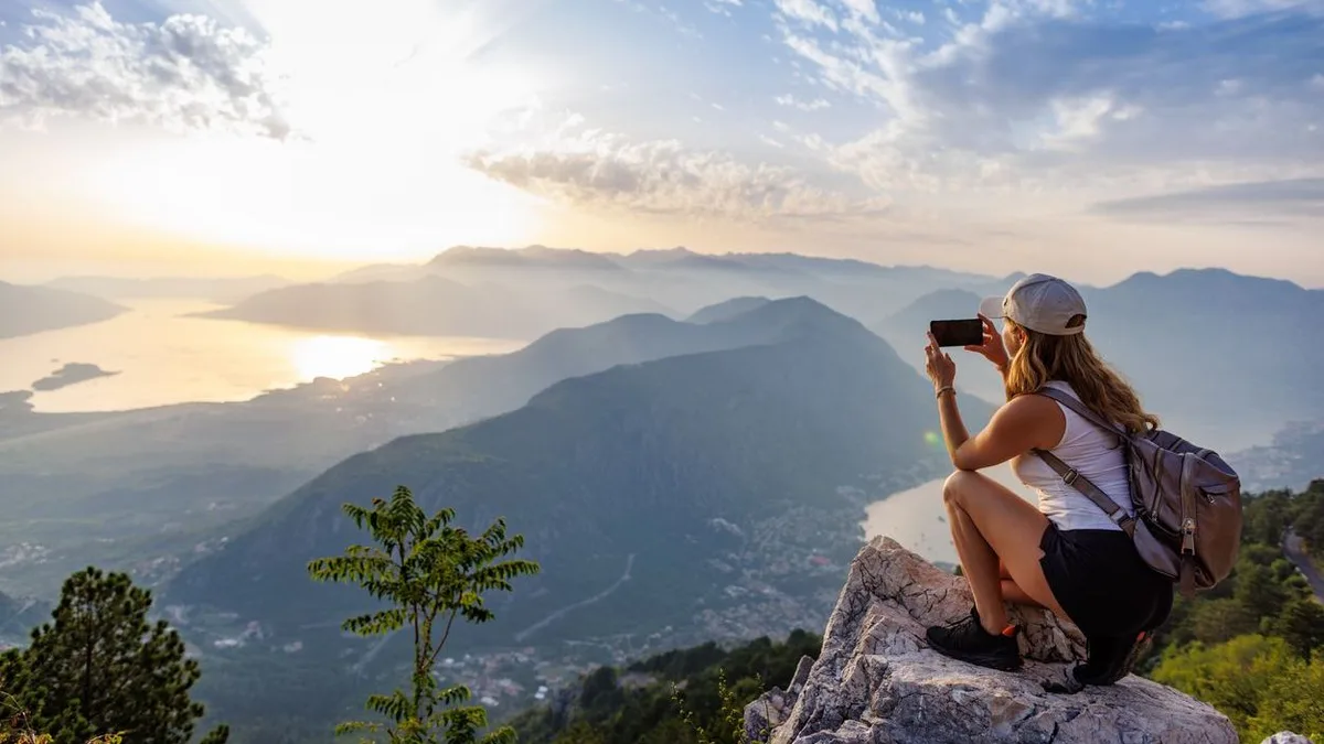 Montenegro Berg Küste In Montenegro kann man mit wenig Zeitaufwand beides verbinden: Den Strandurlaub mit alpinen Wanderungen.