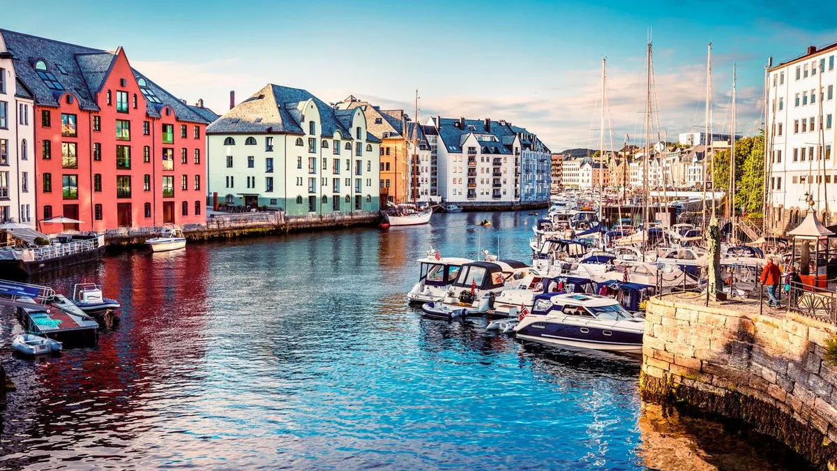 8fe7def4e809-Alesund_AS-270351479-V2_2408_sRGB Hafen von Alesund Norwegen