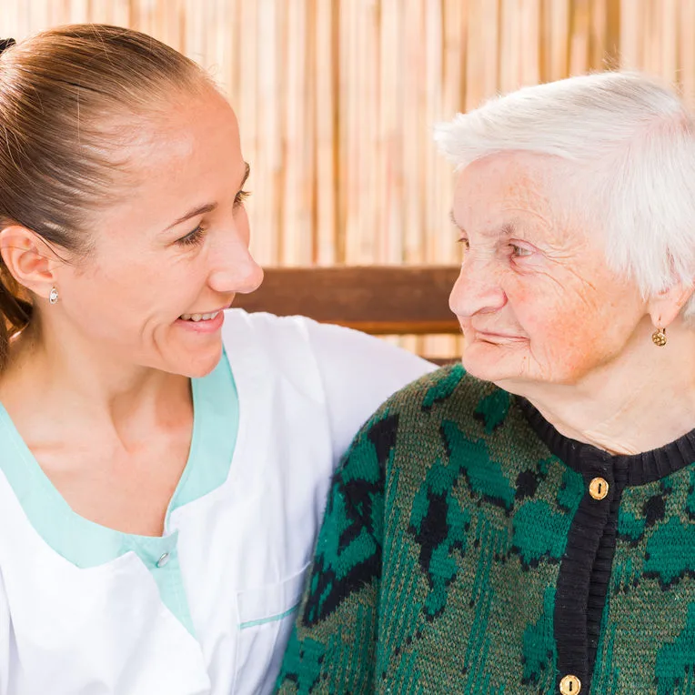 Bewohnerin Seniorin Demenz Altenpflegerin
