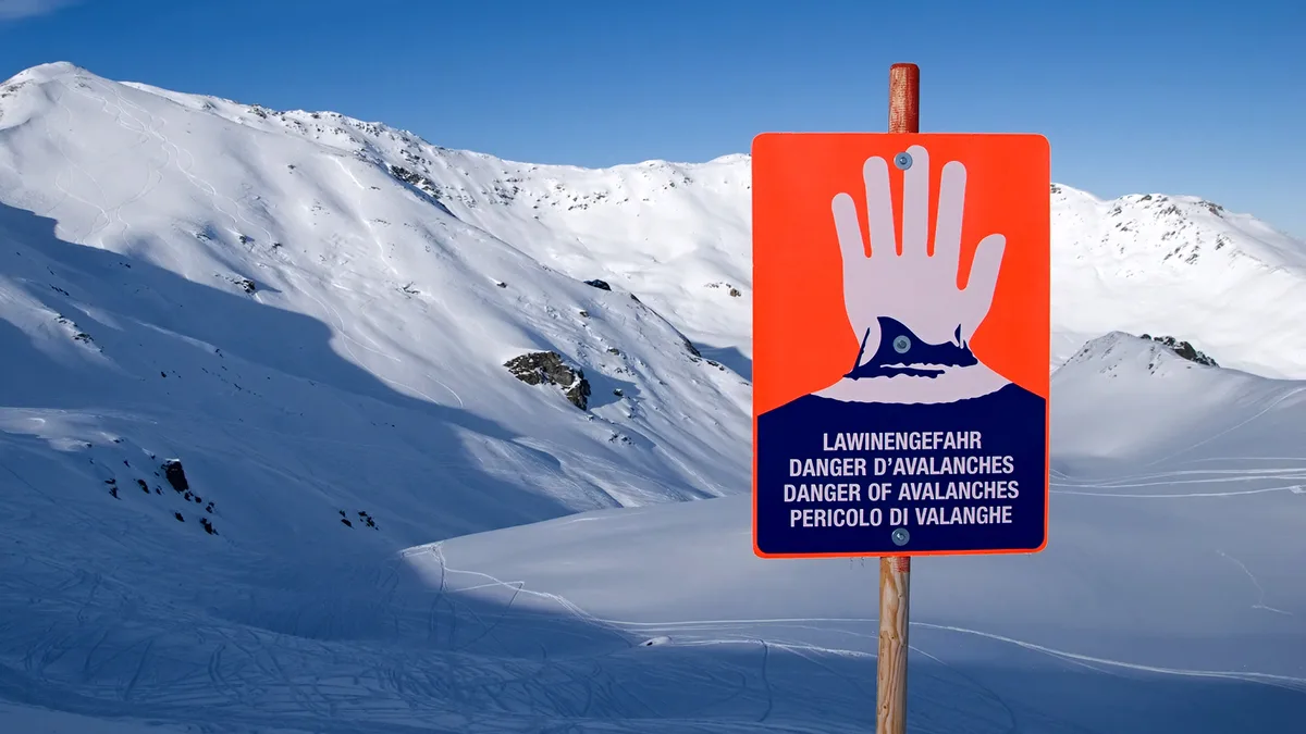 d8642ed99bac-Alpen-Ski-Lawine-Warnschild-iStock-SebastianHamm Alpen Ski Lawine Warnschild iStock SebastianHamm.jpg