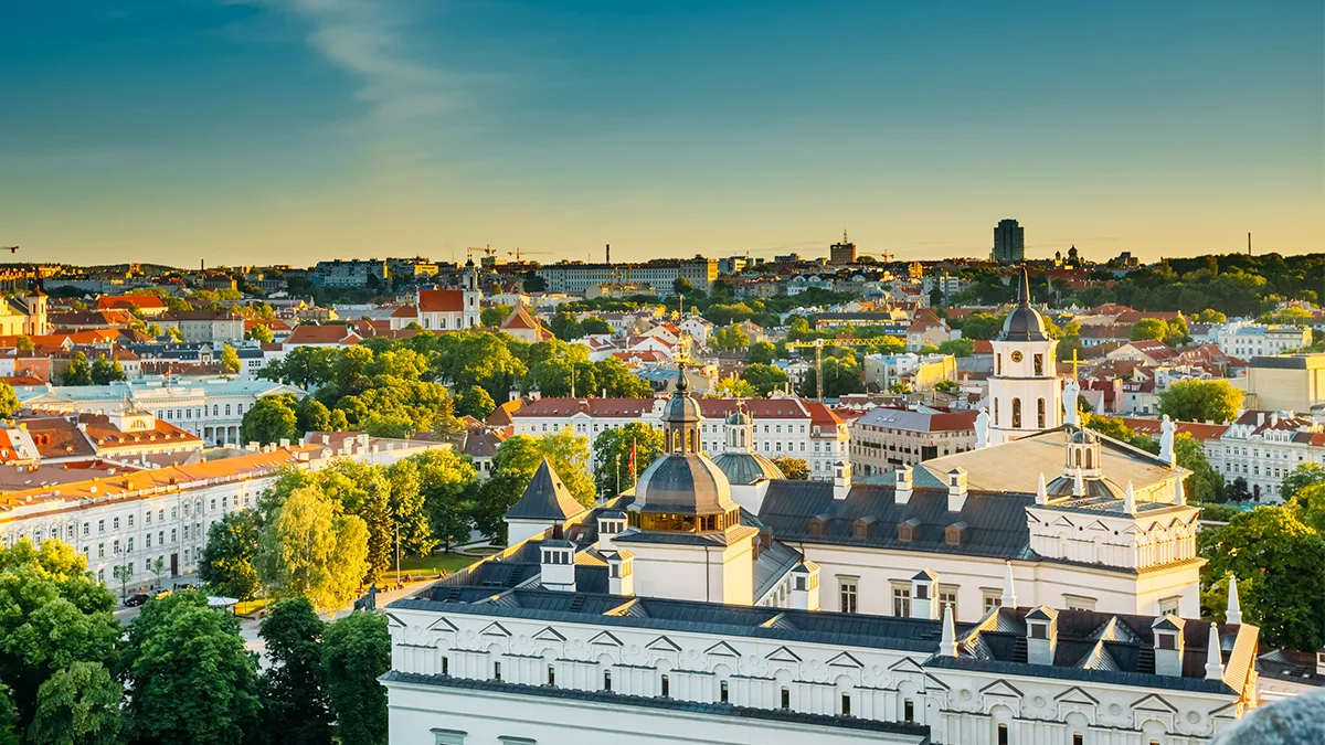 Litauen Vilnius bei Dämmerung Foto iStock Bruev Litauen Vilnius bei Dämmerung Foto iStock Bruev.jpg