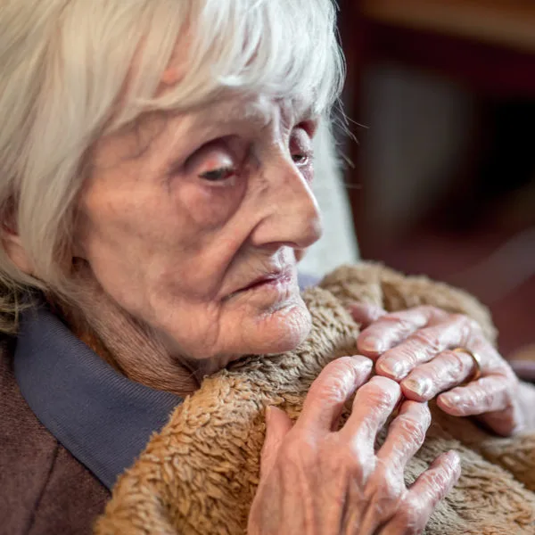 Seniorin Frau alt friert Kälte