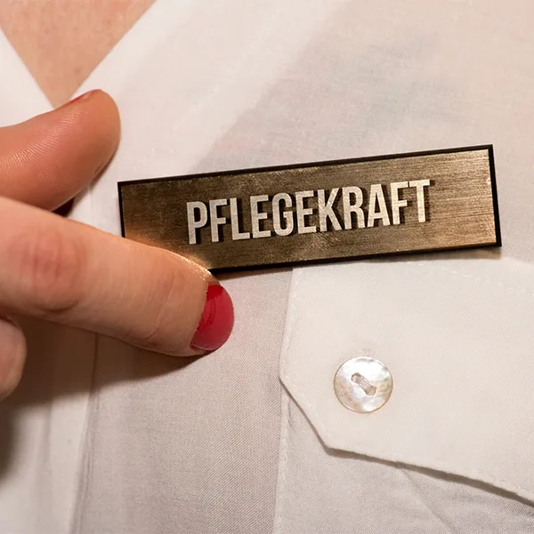 Pflegekraft Schild an Bluse Foto iStock Stadtratte.jpg