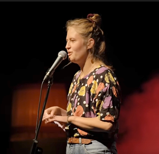 Screenshot Leah Weigand Ungepflegt Foto Poetry Slam TV.png