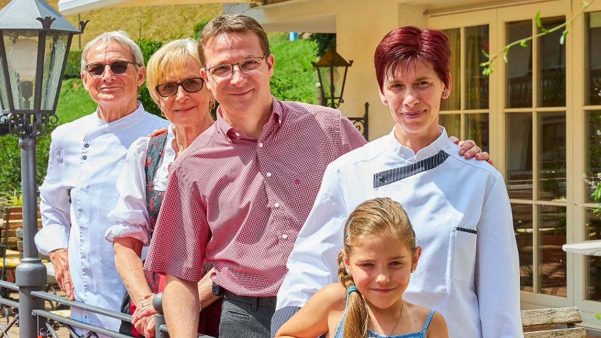 Flair Hotel Adlerbad Jens Häfner Dritter vl mit Familie Foto Flair Hotel Adlerbad Flair Hotel Adlerbad Jens Häfner Dritter vl mit Familie Foto Flair Hotel Adlerbad