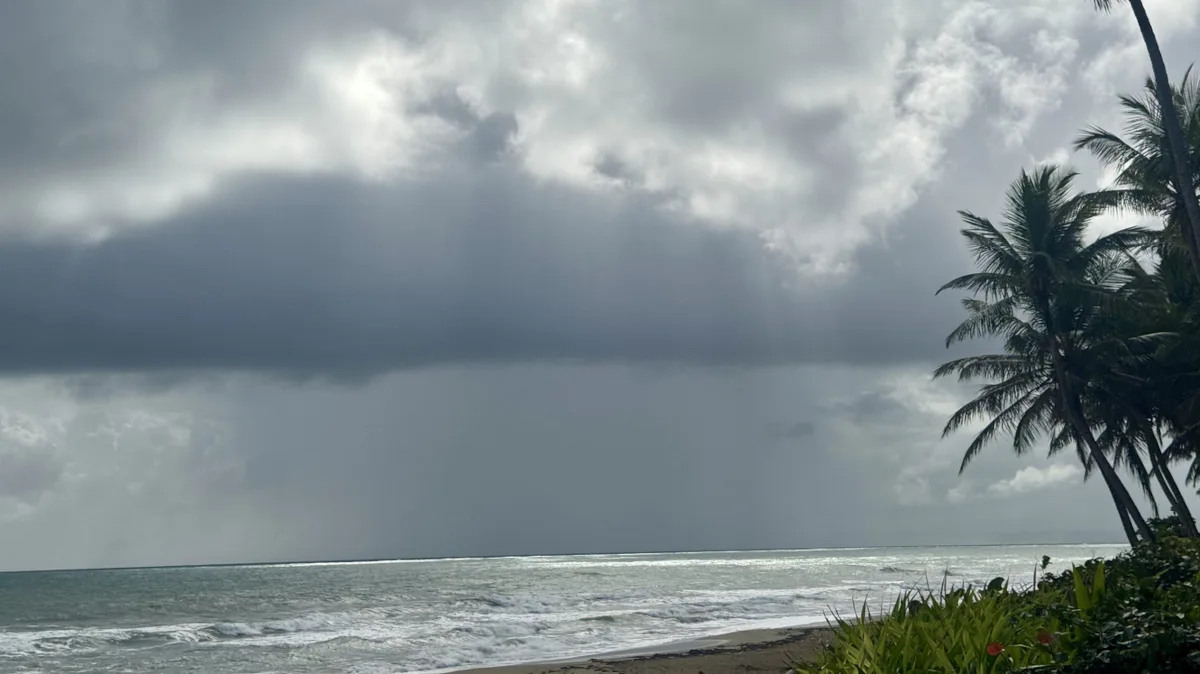 f02a5893138a-Regenwolken-Unwetter-karibik-Strand-iStock-Mary-Baratto-2267403189 Regenwolken Unwetter Karibik Strand