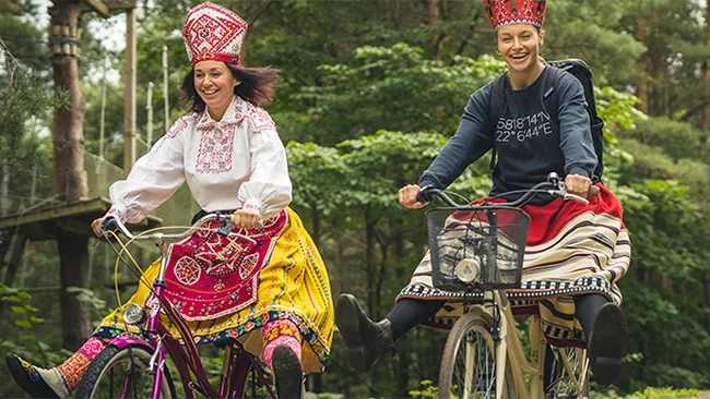 Estland Frauen auf Fahrrad Foto Visit Estonia Estland Frauen auf Fahrrad Foto Visit Estonia.jpg