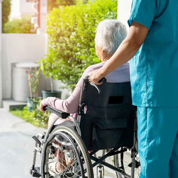 5860cdd993d3-Pflegeheim-Frau-Rollstuhl-Pfleger-aussen-iStock-sasirin-pamai Pflegeheim Frau Rollstuhl Pfleger außen iStock sasirin pamai.jpg