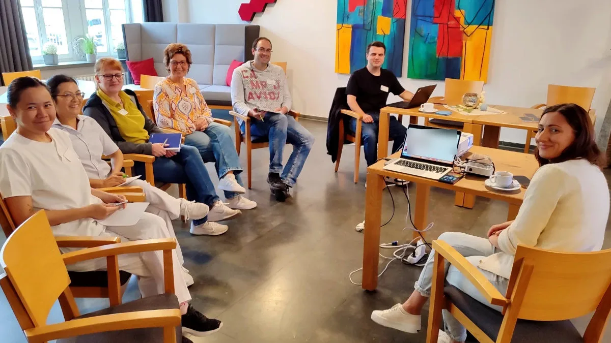 Schulung zur Sprachdokumentation im Helenenhaus Trier Die Mitarbeiter im Helenenhaus der Vereinigten Hospitien Trier wurden 2025, kurz vor Einführung, im Umgang mit der Sprachdokumentation geschult