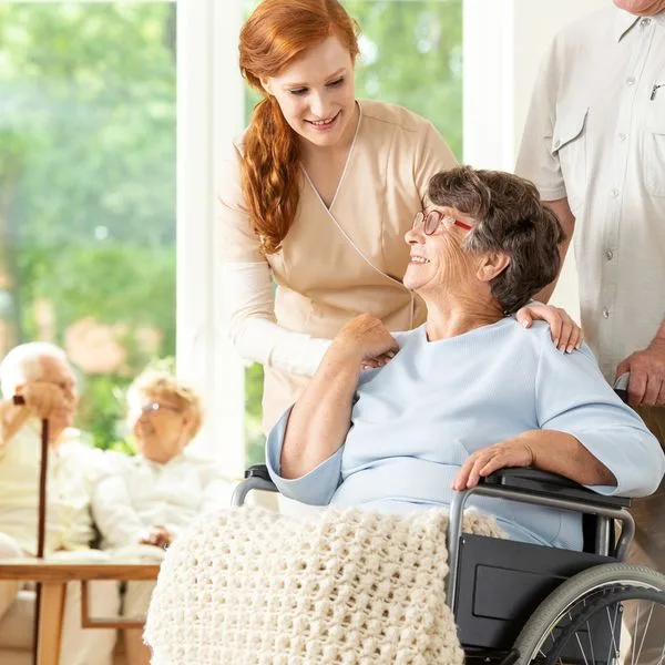 Seniorenheim Pflegeheim Tagespflege Foto iStock KatarzynaBialasiewicz