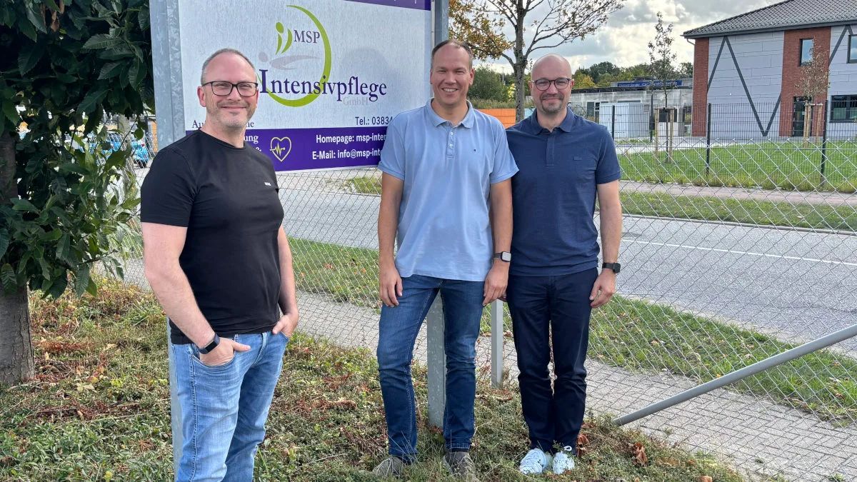 Opseo Greifswald MSP Die MSP-Geschäftsführer René Klüber (l). und Alexander Sümnicht (Mitte) bleiben im Amt - hier zu sehen mit Stephan Patke, Opseo- Clusterleiter Nord