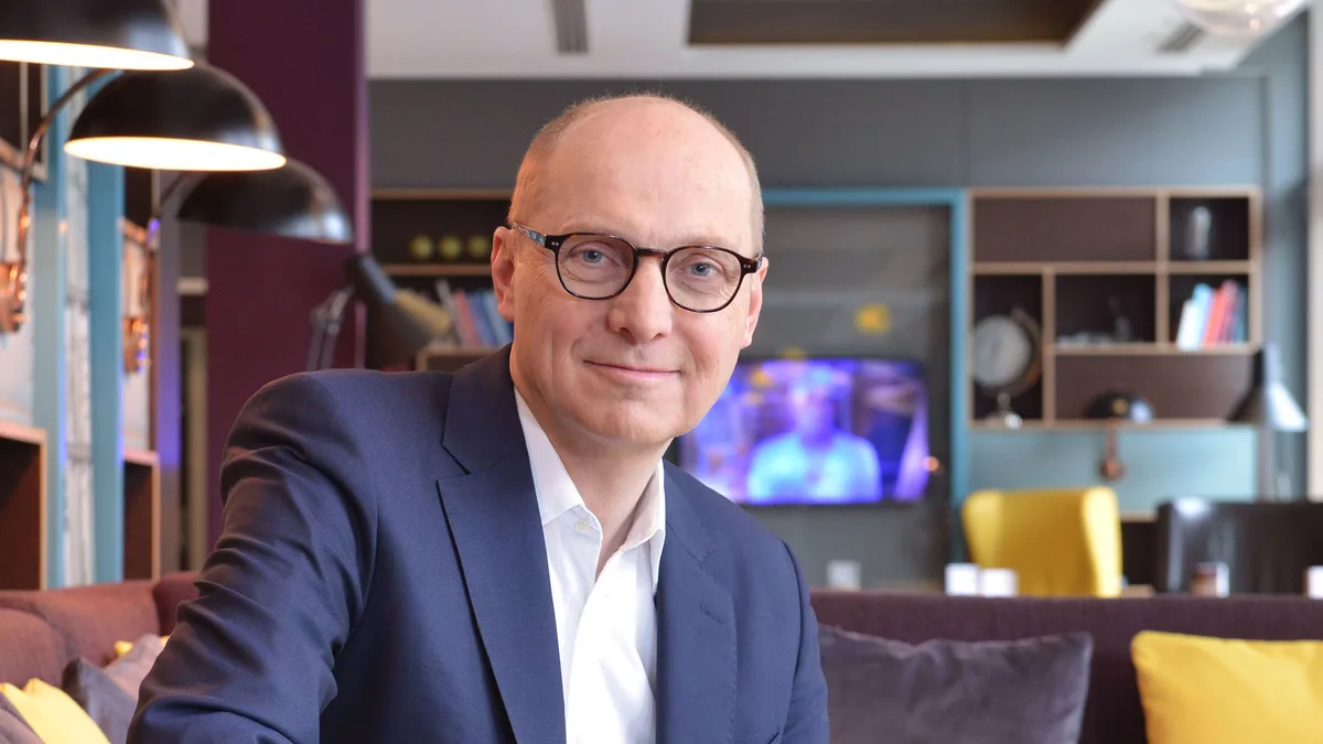 7ce3d8da940d-Erik-Friemuth_CEO-Premier-Inn-Deutschland_quer-sitzend Erik Friemuth CEO Premier Inn Deutschland