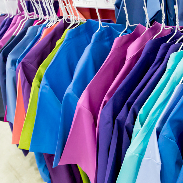 Pflege Kasack Kittel Uniform Dienstkleidung iStock Jin_Youngin.jpg