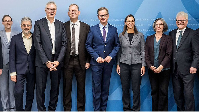 Carsten Linnemann (4.v.r.) mit sieben der 13 Kommissionsmitglieder