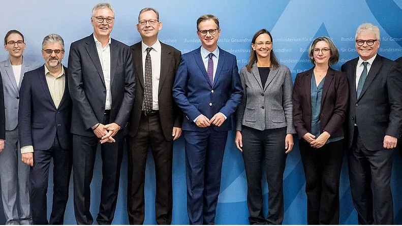 Pflegestrukturkommission Carsten Linnemann (4.v.r.) mit sieben der 13 Kommissionsmitglieder