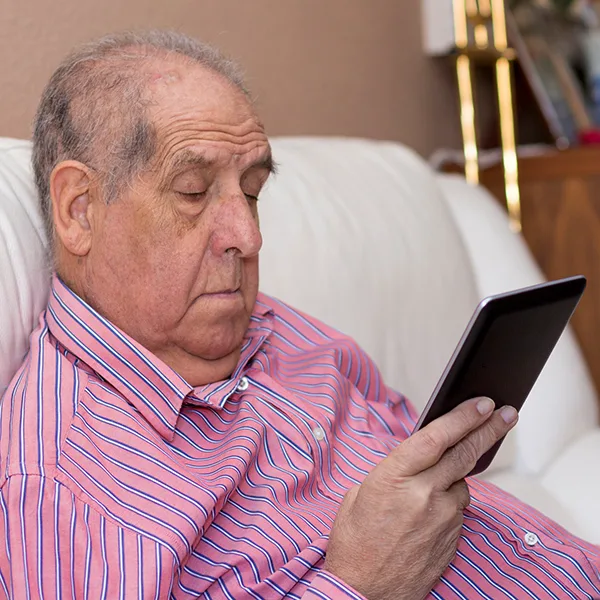 Alter Mann Tablet iStock coscaron.jpg