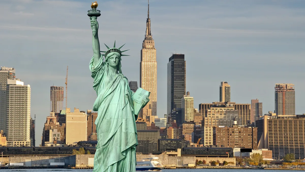 USA New York Freiheitsstatue Kulisse Manhattan Foto iStock upthebanner USA New York Freiheitsstatue Kulisse Manhattan Foto iStock upthebanner.jpg