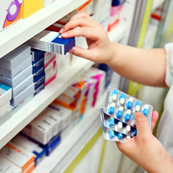 Apotheke Medikamente Hand iStock MJ_Prototype.jpg
