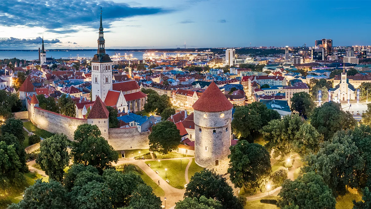 Estland Tallinn Sommernacht Foto Visit Estonia Estland Tallinn Sommernacht Foto Visit Estonia