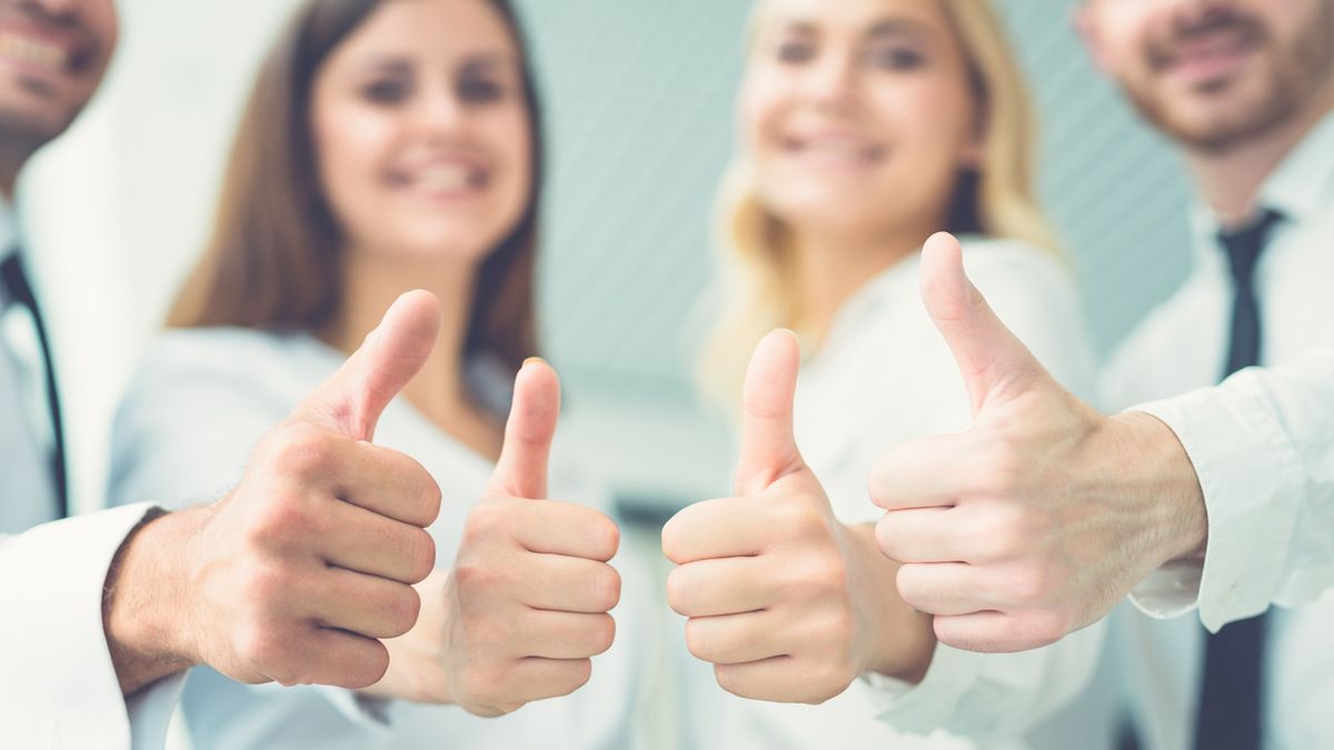 Daumen hoch Thmbs up Weiterempfehlung Foto iStock Viacheslav Peretiatko