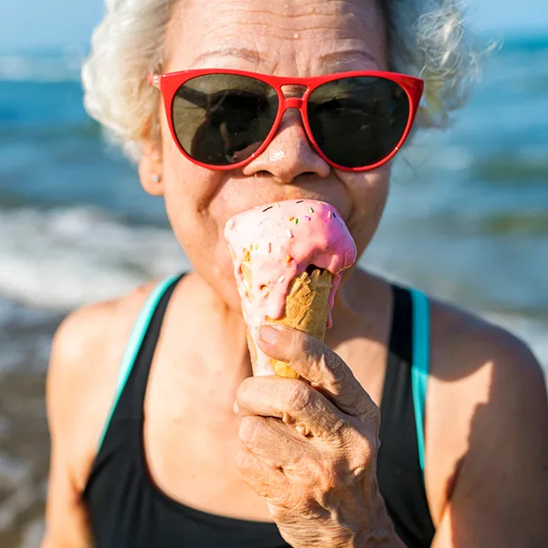 Alte Frau Strand Eis Urlaub iStock Rawpixel Alte Frau Strand Eis Urlaub iStock Rawpixel