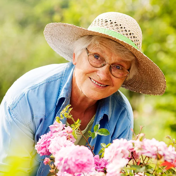 Alte Frau Seniorin Garten Blumen iStock gpointstudio.jpg