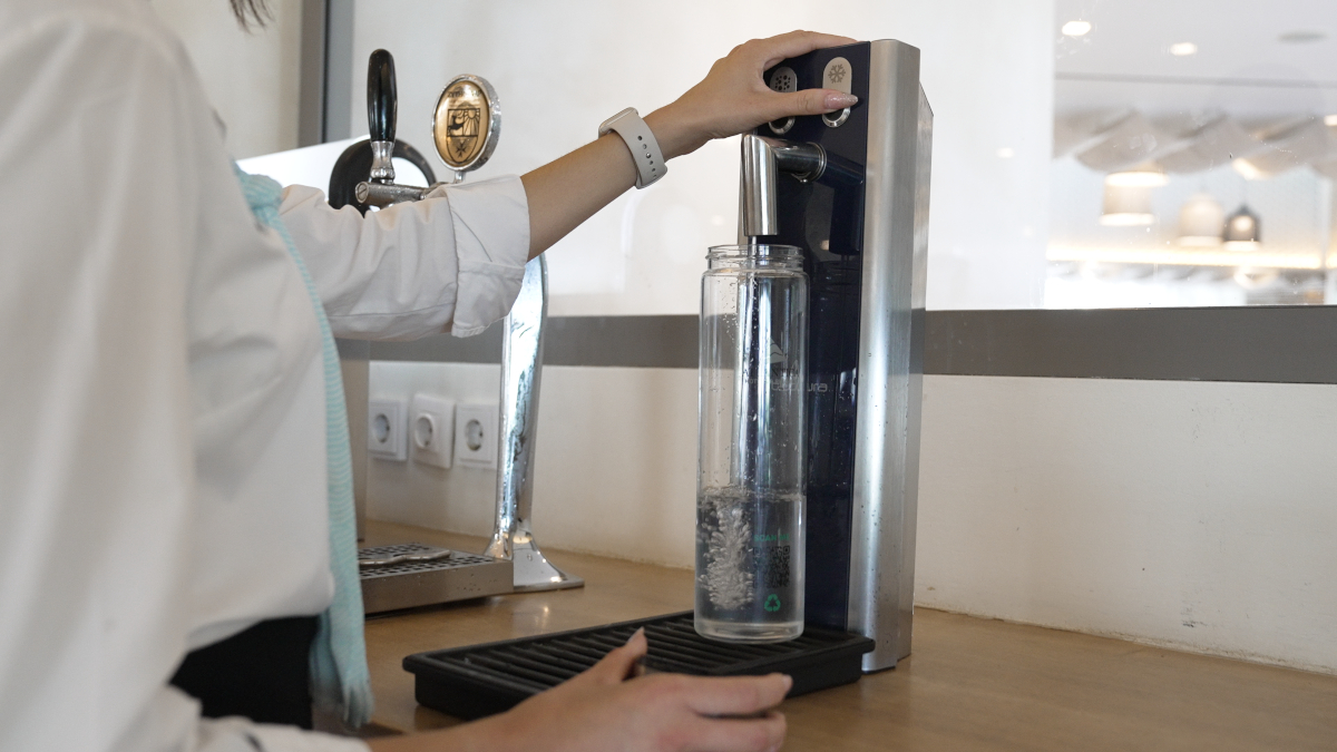 Wasserspender mit Glasflaschen machen Einweg-Plastikwasserflaschen überflüssig