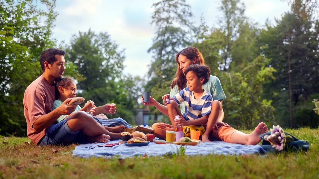 2bd48b3f0f09-Center-Parcs-Familie-Picknick-Foto-PVCP Center Parcs Familie Picknick