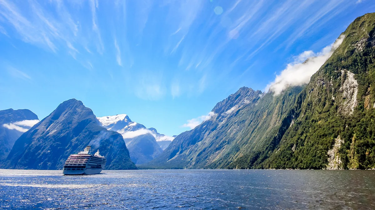 Neuseeland Milford Sound Kreuzfahrtschiff iStock Eduardo_Zapata Neuseeland Milford Sound Kreuzfahrtschiff iStock Eduardo_Zapata.jpg