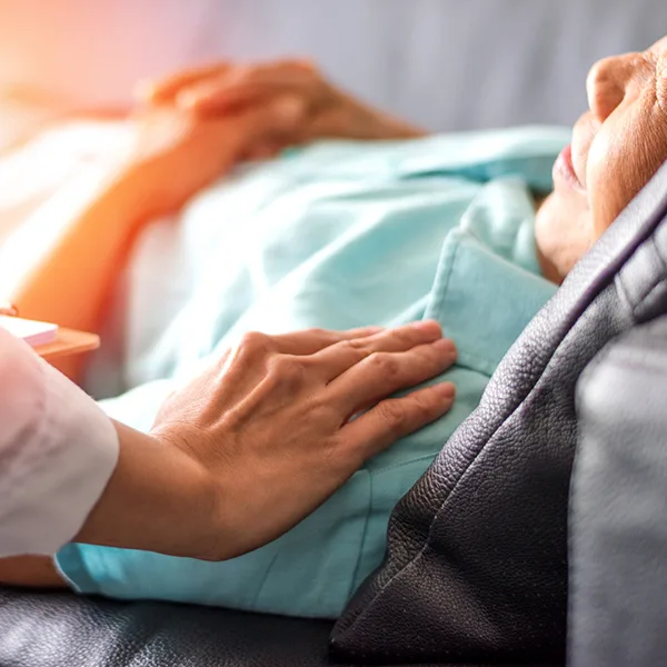 Sterbebegleitung Palliativ iStock Pornpak Khunatorn.jpg