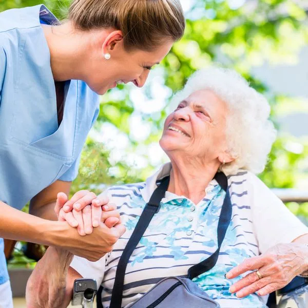 Pflegedienst Altenpflege Senioren Pfleger Foto iStock kzenon