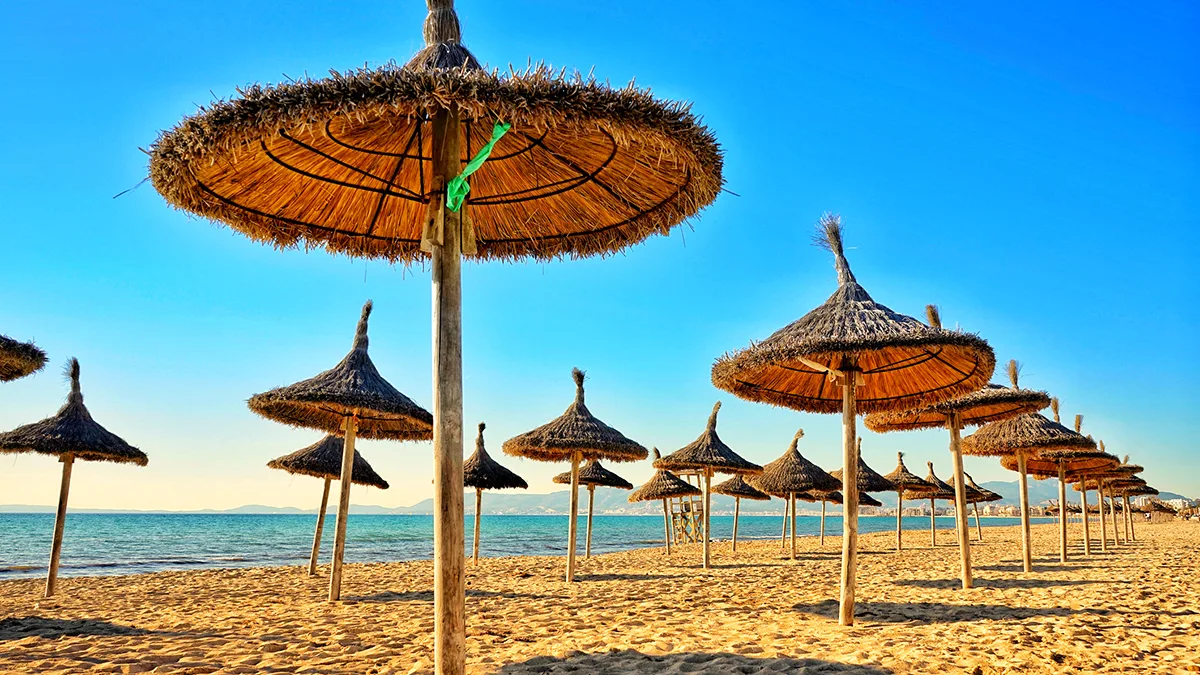 Spanien Mallorca Playa de Palma leerer Strand Foto iStock carlomarony Spanien Mallorca Playa de Palma leerer Strand Foto iStock carlomarony