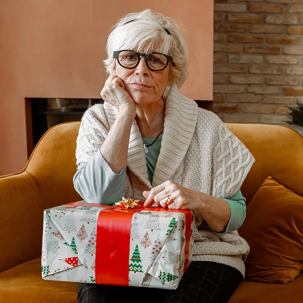Weihnachten Altenheim Frau Geschenk Foto iStock Basilico Studio Stock