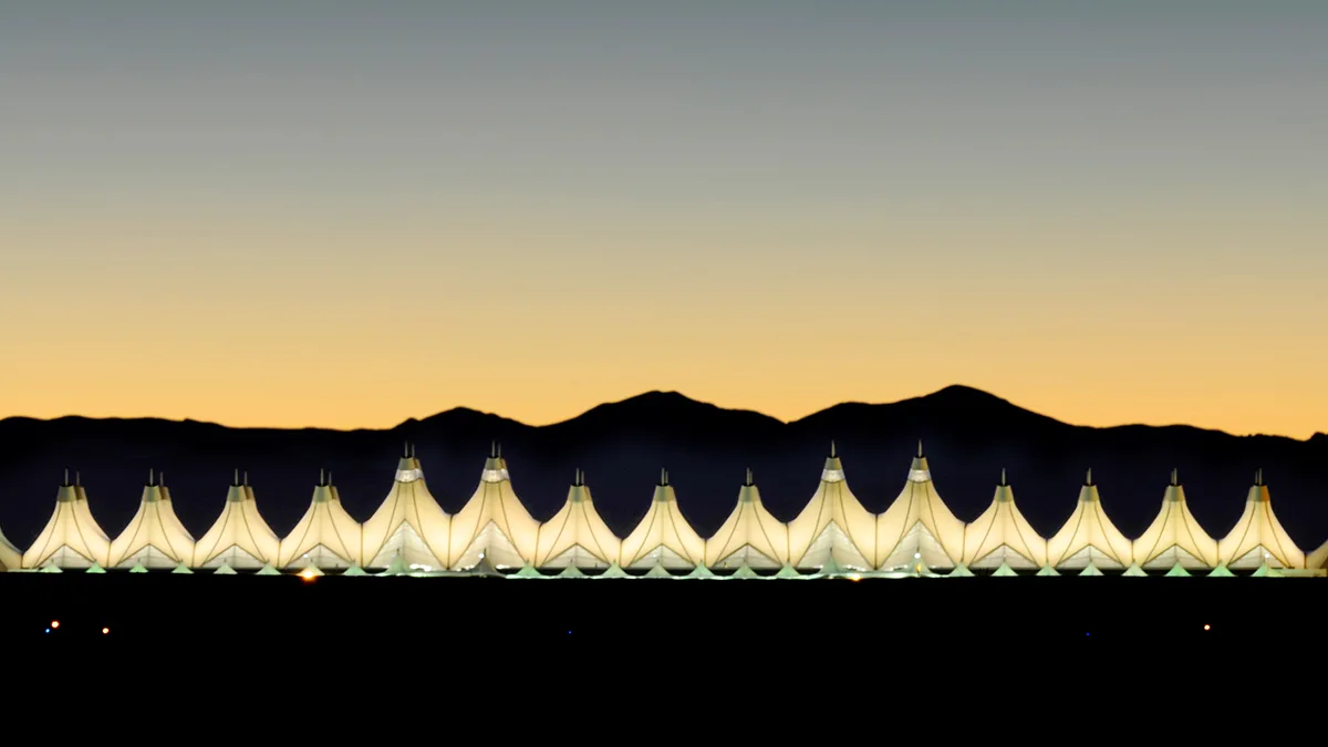 USA Denver Airport Dämmerung Zeltterminal vor Rockies Foto iStock Twilight Productions USA Denver Airport Dämmerung Zeltterminal vor Rockies Foto iStock Twilight Productions